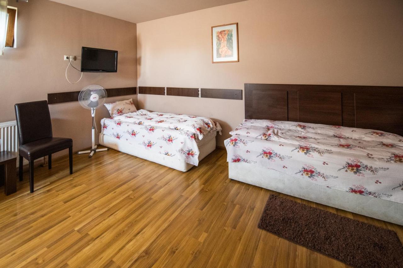 Pensiunea Cupidon Tîrgu Secuiesc Extérieur photo